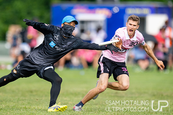 Buzz Bullets vs Seattle Sockeye in pool play at World Ultimate Club Championships