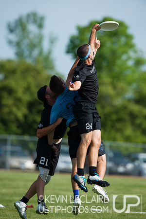 2014 USAU D-I College Champs Sunday Qtrs Action