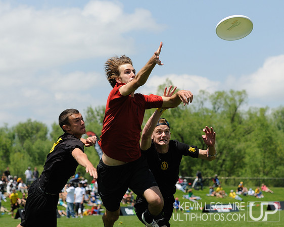 CUT makes the catch btwn defenders - KWL - Semi CUT Iowa_20110528_2630 DSC_7164_cr