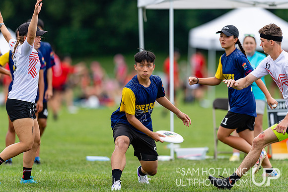 Fireflies vs Reading Ultimate in pool play at World Ultimate Club Championships