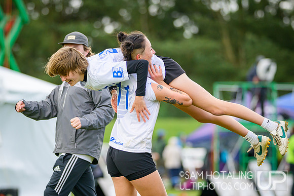 St. Olaf Vortex vs Wesleyan Vicious Circles in quarterfinals at USAU D-III College Championships
