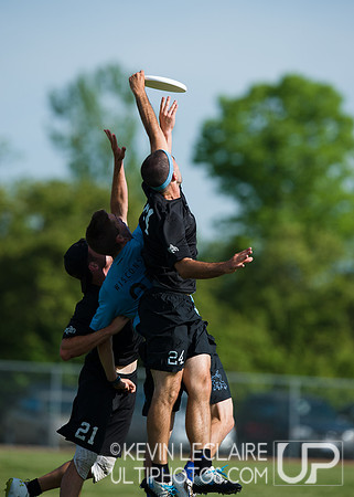 2014 USAU D-I College Champs Sunday Qtrs Action