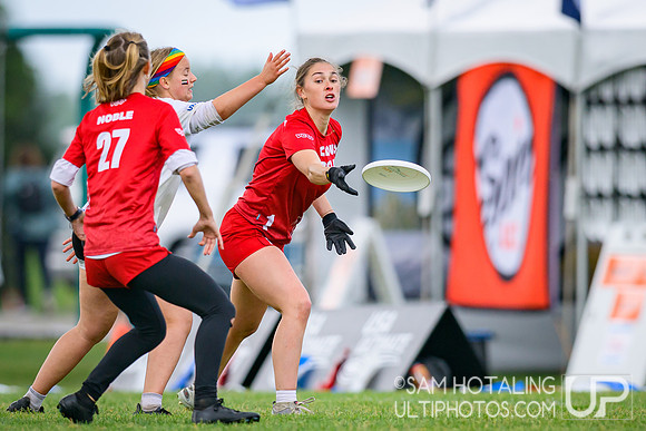 St. Olaf Vortex vs Wesleyan Vicious Circles in quarterfinals at USAU D-III College Championships