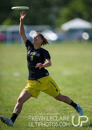 2014 USAU D-I College Champs Sunday Qtrs Action