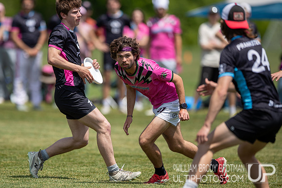 Day 1 at the 2026 USAU D-III College Championships