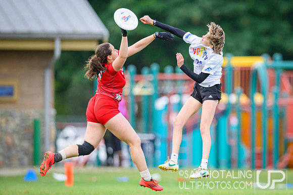 St. Olaf Vortex vs Wesleyan Vicious Circles in quarterfinals at USAU D-III College Championships