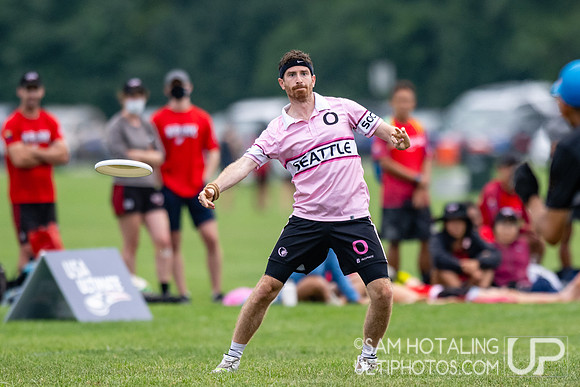 Buzz Bullets vs Seattle Sockeye in pool play at World Ultimate Club Championships