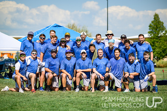 Urnmen team photo at USAU Master's Championships