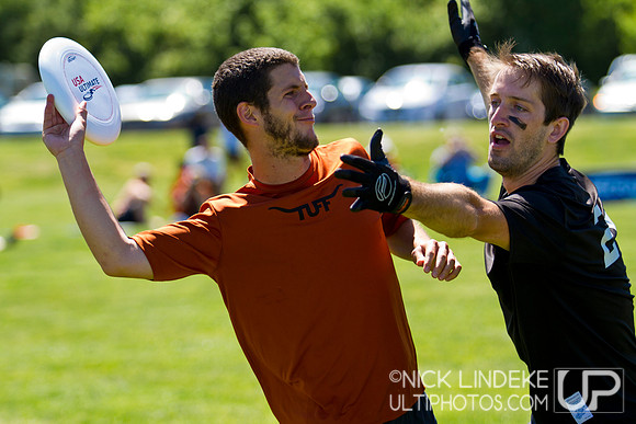 2014 USAU D-I College Champs Friday Action