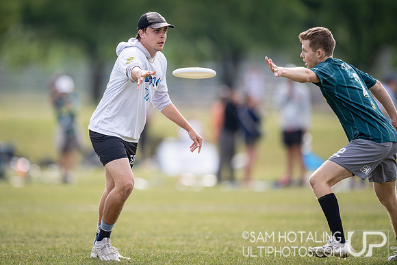 Brown Brownian Motion and North Carolina Darkside in quarterfinals at USAU DI College Nationals