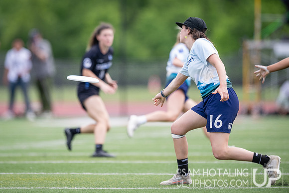 North Carolina Pleiades vs Vermont Ruckus in semifinals at USAU DI College Nationals
