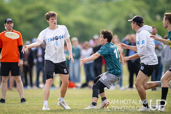 Brown Brownian Motion and North Carolina Darkside in quarterfinals at USAU DI College Nationals