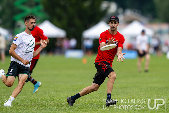 Alligators Masi vs Wollongong Krank in pool play at World Ultimate Club Championships