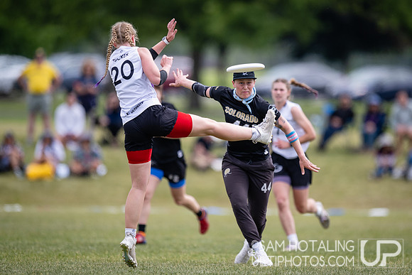 Highlights from quarterfinals during USAU DI College Championships at Heritage Oak Park