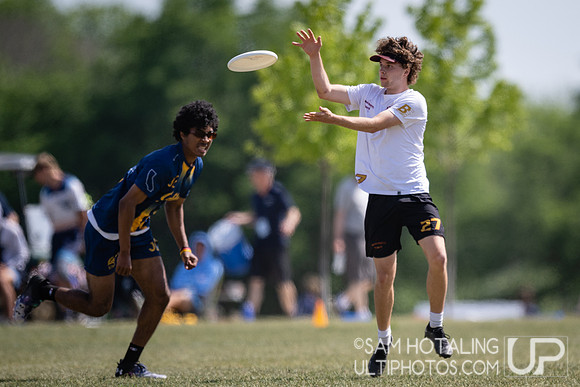 California Ursa Major vs Massachusetts Zoodisc in pool play at USAU DI College Championships