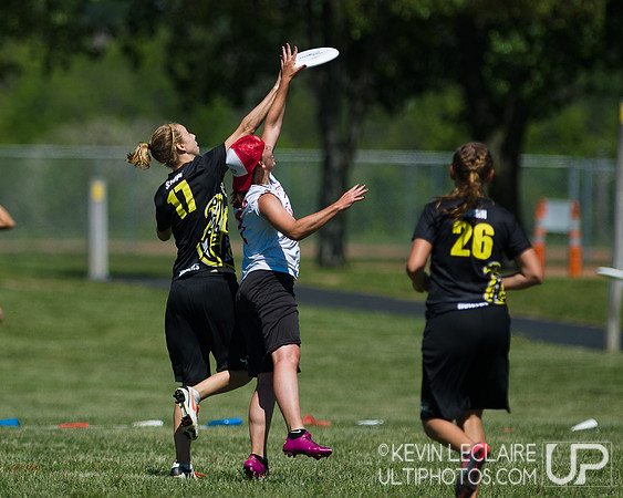 2014 USAU D-I College Champs Friday Round 4 Action