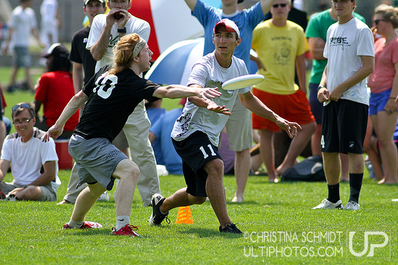 2012 USAU D-I College Championships Saturday Round 4 Action