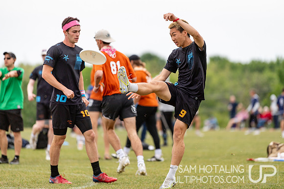Texas Tuff and Massachusetts Zoodisc in quarterfinals at USAU DI College Nationals