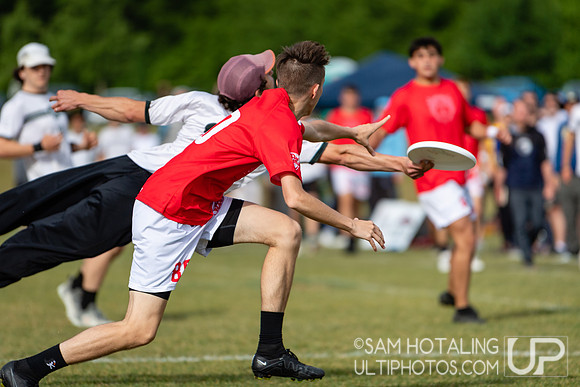 Highlights from quarterfinals during USAU DI College Championships at Heritage Oak Park