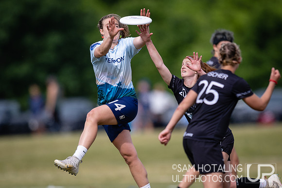 Highlights from quarterfinals during USAU DI College Championships at Heritage Oak Park