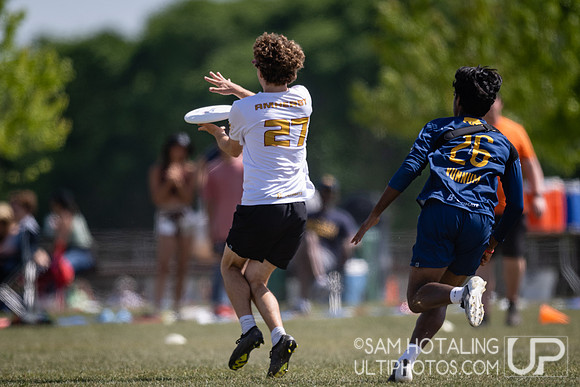 California Ursa Major vs Massachusetts Zoodisc in pool play at USAU DI College Championships