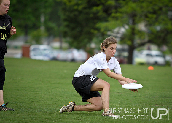 Round 4 - Sat Women's - Southeast D-I Regionals - USAU College 2013