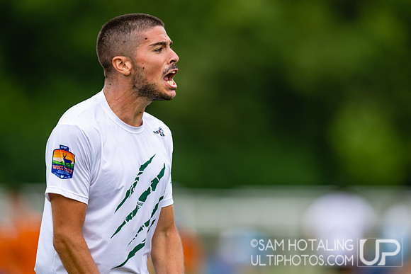 Alligators Masi vs Wollongong Krank in pool play at World Ultimate Club Championships