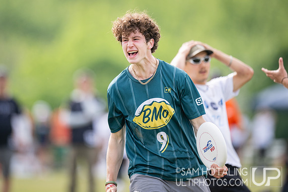 Brown Brownian Motion and North Carolina Darkside in quarterfinals at USAU DI College Nationals