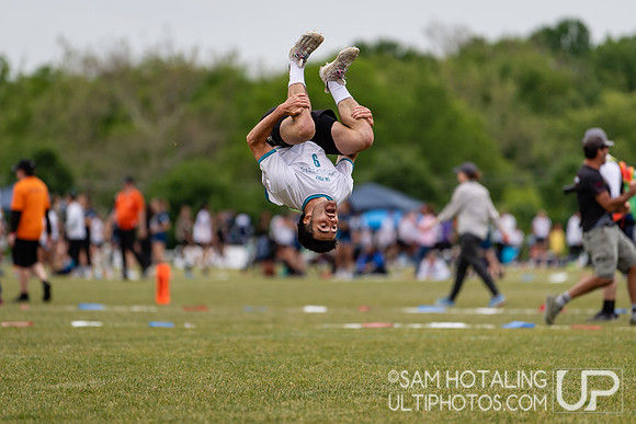 Highlights from quarterfinals during USAU DI College Championships at Heritage Oak Park