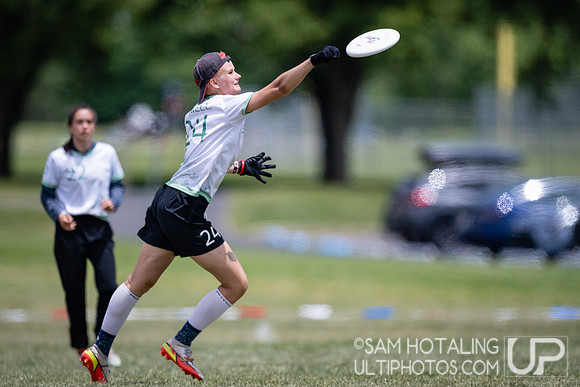 Tufts EWO vs Carnegie Mellon Money Mellons in pool play at USAU DI College Nationals