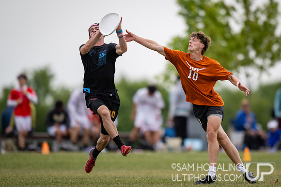 Highlights from quarterfinals during USAU DI College Championships at Heritage Oak Park