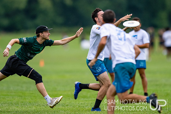 Gentle vs Guayota in pool play at World Ultimate Club Championships