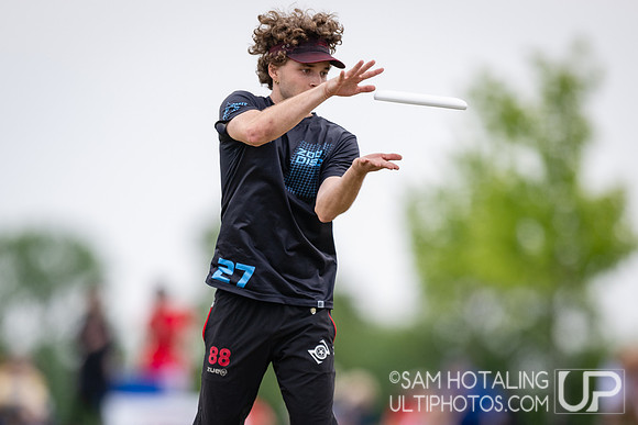 Texas Tuff and Massachusetts Zoodisc in quarterfinals at USAU DI College Nationals