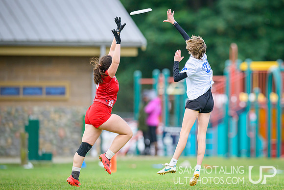 St. Olaf Vortex vs Wesleyan Vicious Circles in quarterfinals at USAU D-III College Championships
