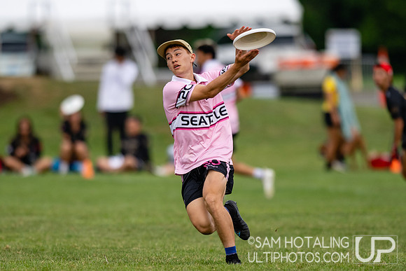 Buzz Bullets vs Seattle Sockeye in pool play at World Ultimate Club Championships