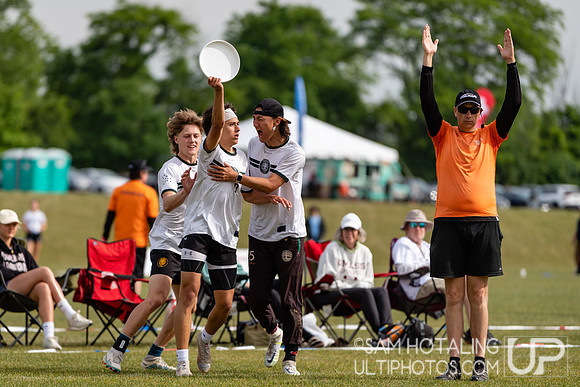 Highlights from quarterfinals during USAU DI College Championships at Heritage Oak Park