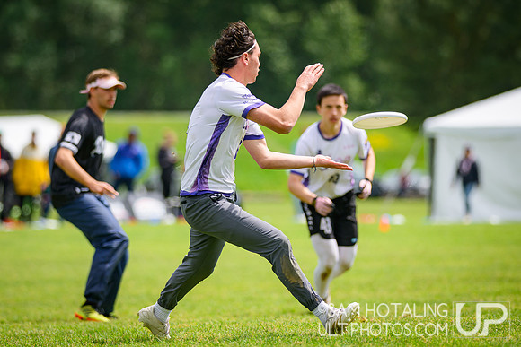 Bowdoin Clown vs Carleton College CHOP in quarterfinals at USAU D-III College Championships