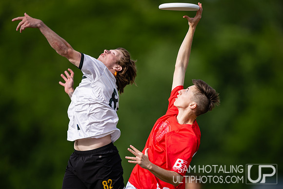 Highlights from quarterfinals during USAU DI College Championships at Heritage Oak Park