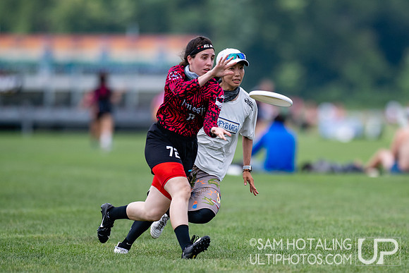 Chicago Nemesis vs Swampybarg in pool play at World Ultimate Club Championships