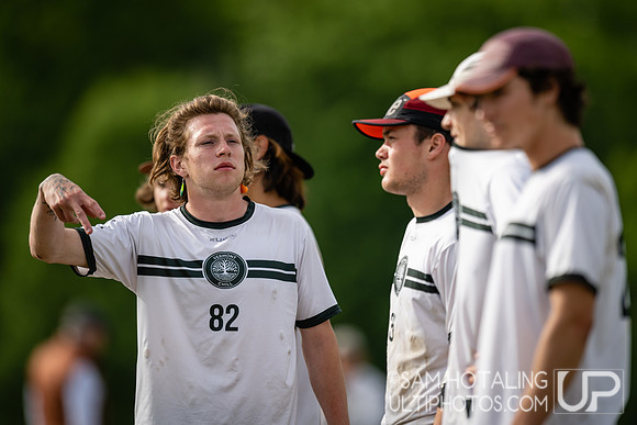 Highlights from quarterfinals during USAU DI College Championships at Heritage Oak Park