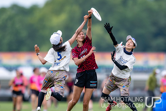 Chicago Nemesis vs Swampybarg in pool play at World Ultimate Club Championships