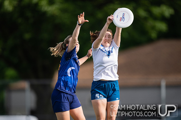 Vermont Ruckus vs Victoria Vikes in pool play at USAU DI College Championships