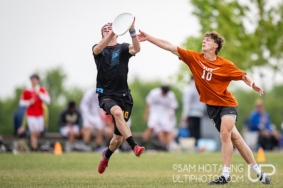 Texas Tuff and Massachusetts Zoodisc in quarterfinals at USAU DI College Nationals