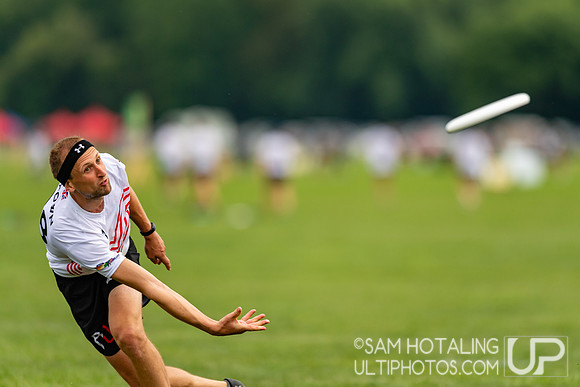 Fireflies vs Reading Ultimate in pool play at World Ultimate Club Championships