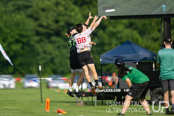 Clapham Ultimate vs Melbourne Ellipsis in pool play at World Ultimate Club Championships