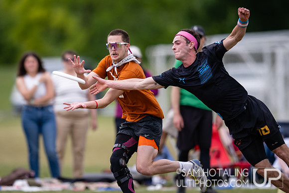 Highlights from quarterfinals during USAU DI College Championships at Heritage Oak Park