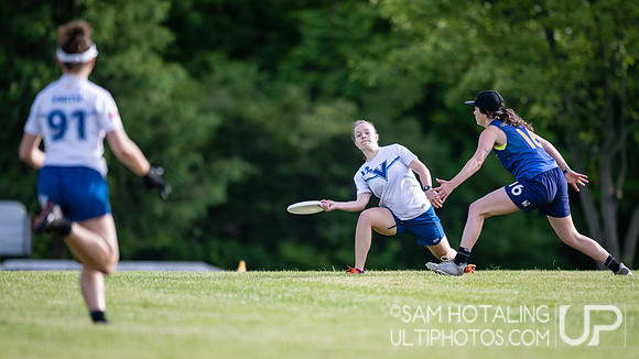 Vermont Ruckus vs Victoria Vikes in pool play at USAU DI College Championships