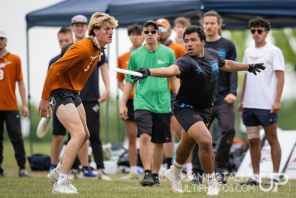 Highlights from quarterfinals during USAU DI College Championships at Heritage Oak Park