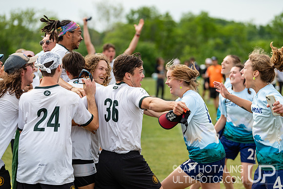 Highlights from quarterfinals during USAU DI College Championships at Heritage Oak Park