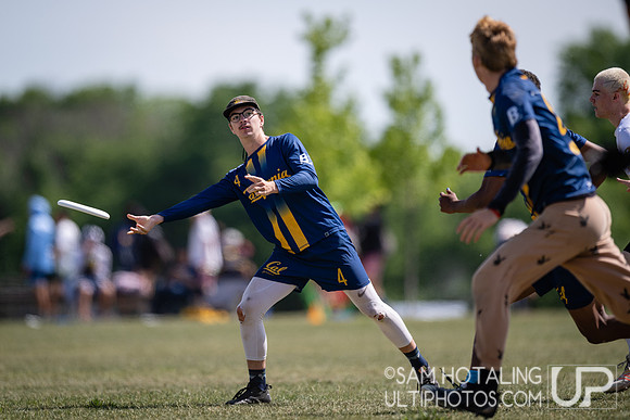 California Ursa Major vs Massachusetts Zoodisc in pool play at USAU DI College Championships